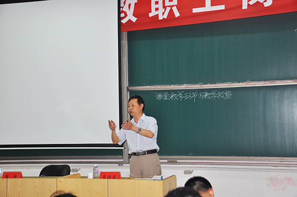 张院长站立讲座改好.jpg